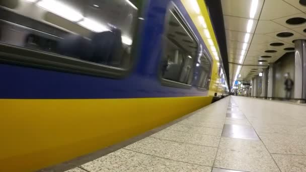 Train à grande vitesse quittant la station de métro — Video