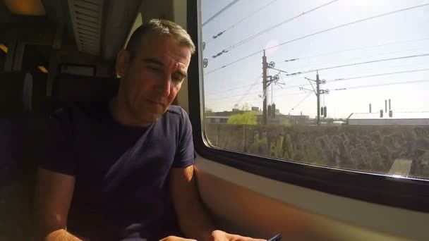 Człowiek za pomocą telefonów komórkowych w pociągu — Wideo stockowe