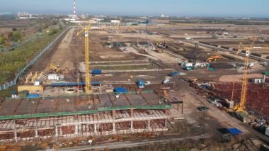 İnşaat Makineleri, İşçiler ve İnşaat Altındaki Binaların İHA Bakış Alanı. Kule Turnalı İnşaat Alanında Yapı Etkinliğinin Havadan Görünümü. 