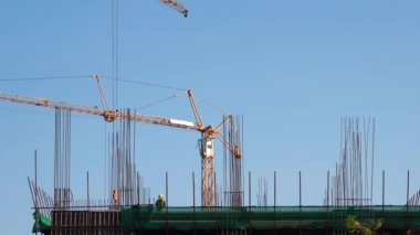 İnşaat işçileri Turnalı Kule 'de. İnşaat Alanında Güçlendirilmiş Beton Çerçeve Yapanlar.