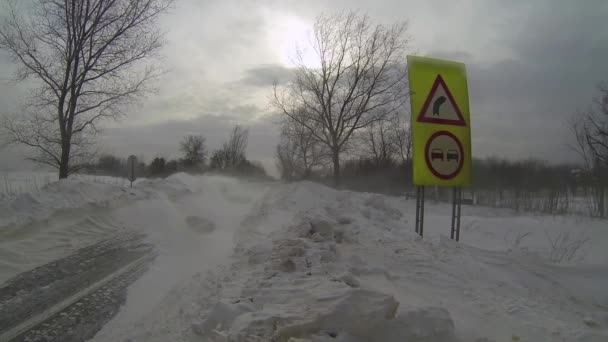 Nehéz Snowsotrm Blokkok Országúti Táblák Mélyen Beborították Havat Nehéz Havas — Stock videók