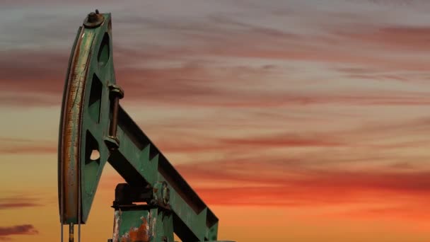 日落时的原油提炼 泵杰克从油井中提取石油 化石燃料能源 石油工业设备 — 图库视频影像
