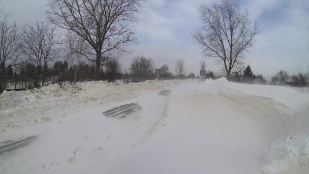 冬の道路ブロック 道路上のブリザードと低視認性 冬の嵐が道路を切断します 大雪道路ブロック — ストック動画