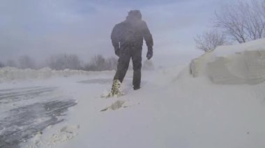 Sürücü Aracı Terk Etmeye Zorlandı, Kar Fırtınasında Yürüyor. Kış Fırtınası Yolları Kapattı. Yoğun Kar Yolu Bloğu.