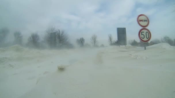 Sinal Limite Velocidade Coberto Neve Winter Storm Shuts Road Inglês — Vídeo de Stock