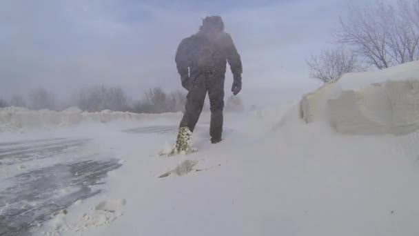 Conductor Obligado Abandonar Vehículo Camina Través Una Lagartija Tormenta Invierno — Vídeos de Stock