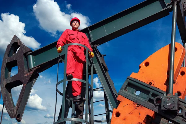 Ropný Dělník Ropný Průmysl Pump Jack Pracovník Červené Kombinéze Ochranný — Stock fotografie