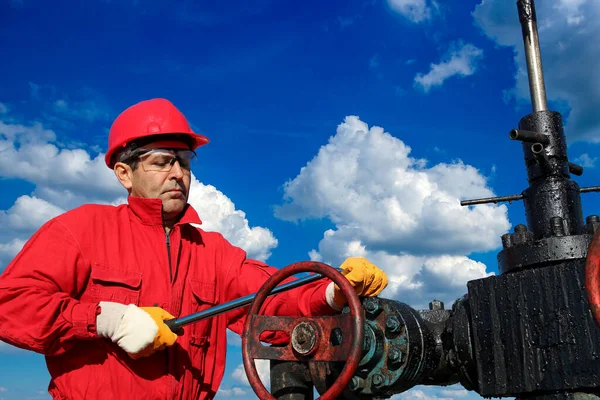 Oljearbetare Jobbet Petroleumarbetare Röda Overaller Och Skyddande Kläder Mot Blå — Stockfoto