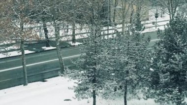 Kar Fırtınası 'nda insanlar şehir sokaklarında gidip geliyor ve araçlar yolda. Kış Şehri Zaman Süreleri. 