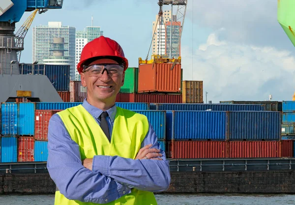 Lächelnder Mann Der Nähe Des Containerterminals Arbeiter Überwacht Das Hochladen — Stockfoto