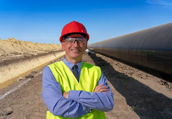 Glimlachend Ingenieur Red Hardhat Staande Naast Olie Gas Pijpleiding Bouwplaats — Stockfoto