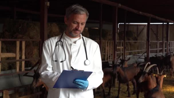Rijpe Dierenarts Met Stethoscoop Schrijven Klembord Dairy Goat Farm Goat — Stockvideo