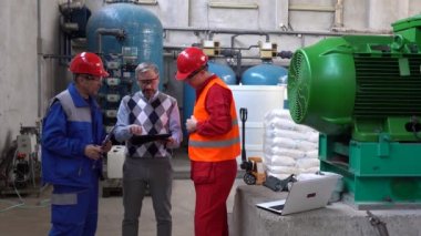 Dijital Tabletle Teknik Müdür Makine Odasında Fabrika İşçileriyle Konuşuyor. Bölgesel Isıtma Santrali. Dijital Teknoloji Konsepti. Endüstri 4.0. Takım Çalışması Konsepti.
