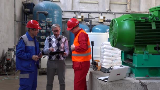 Gerente Técnico Com Tablet Digital Conversando Com Trabalhadores Fábrica Sala — Vídeo de Stock