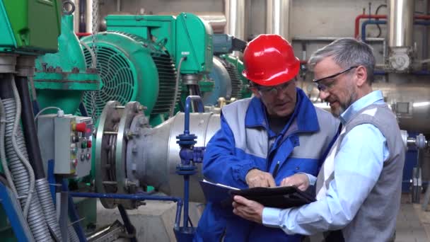 Gerente Técnico Con Tablet Digital Comprobando Los Datos Con Ingeniero — Vídeo de stock