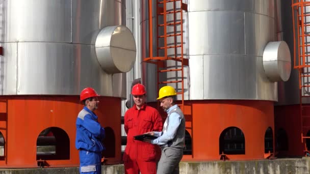 Manager Due Lavoratori Petroliferi Riunione Fronte Serbatoi Stoccaggio Della Raffineria — Video Stock