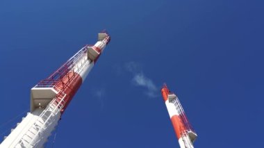 Mavi Gök 'e karşı endüstriyel bacaları olan bölgesel ısıtma tesisi. Sanayi Santralinden çıkan duman Yavaş Çekimde Baca - Çekim.