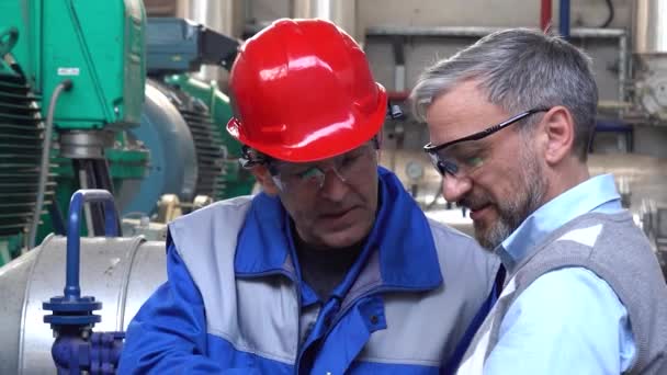 Gerente Técnico Com Tablet Digital Conversando Com Operador Máquina Conceito — Vídeo de Stock