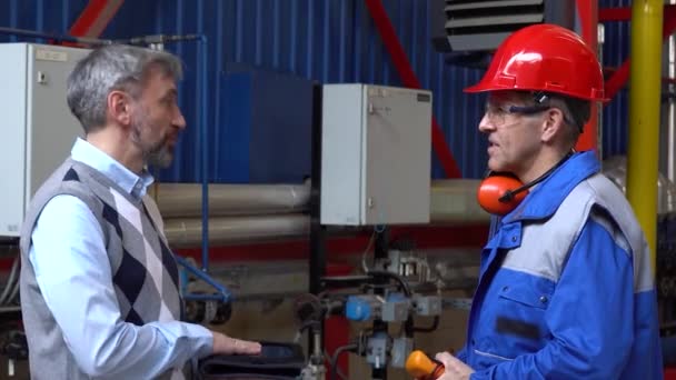 Zakelijke Persoon Met Behulp Van Digitale Tablet Communicatie Met Fabrieksarbeider — Stockvideo