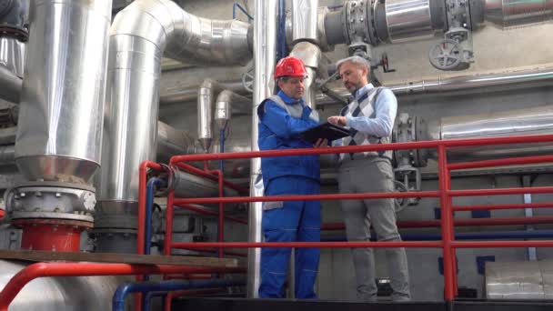 Manager Utilizzo Digital Tablet Comunicazione Con Power Plant Worker Fronte — Video Stock