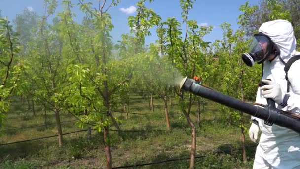 Agricultor Traje Resistente Los Químicos Que Usa Respirador Cara Completa — Vídeo de stock