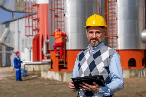 Инженер Нефтяник Цифровым Планшетом Стоящим Перед Резервуарами Хранения Нефти Портрет — стоковое фото