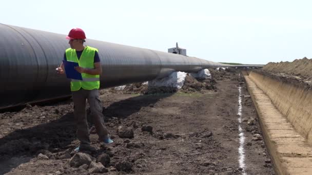 Byggeri Foreman Kontrol Gas Pipeline Byggeplads Zoom Shot Portræt Arbejder – Stock-video