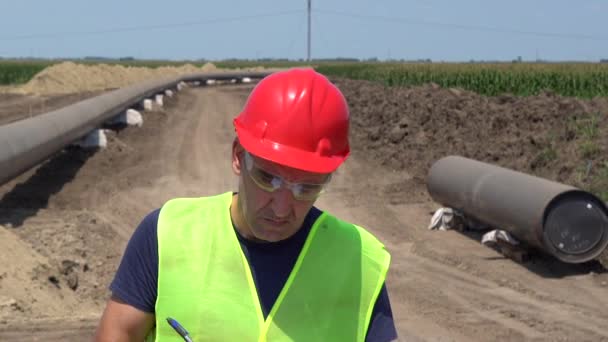 Construction Foreman Writing Clipboard Gas Pipeline Construction Site Oddálit Výstřel — Stock video