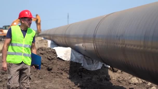 Nşaat Ustası Inşaat Alanındaki Petrokimya Gaz Boru Hattı Kontrol Ediyor — Stok video