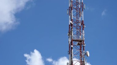 Telekomünikasyon Kulesi 'nin arkasındaki Mavi Gökyüzünde Zaman Hızı Bulutları. 6000 x 4000 px çözünürlükte fotoğraflandı. Telekomünikasyon Kulesi Paneli ve Radyo Antenleri ile. Kablosuz İletişim Teknolojisi.