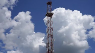 Hareketli Bulutlu Mavi Gökyüzüne Karşı Telekomünikasyon Kulesi. 6000 x 4000 sayılı Karar 'da hızlandırılmış fotoğraf. Antenli Telekomünikasyon Kulesi. Kablosuz İletişim Teknolojisi. 