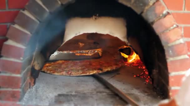 Pizza Chef Cooking Pizza Forno Tijolo Despedido Madeira Pizza Baking — Vídeo de Stock