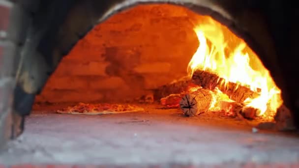 Horneado Pizza Horno Pizza Tradicional Con Llamas Fuego Maderas Ardientes — Vídeo de stock