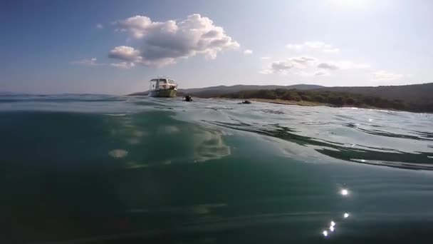 Groupe Plongeurs Côté Bateau Plongée Plongeurs Prêts Descendre Dans Océan — Video