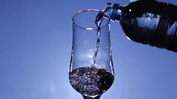 Zoet Drinkwater Glas Tegen Blauwe Lucht Gieten Close Van Het — Stockvideo