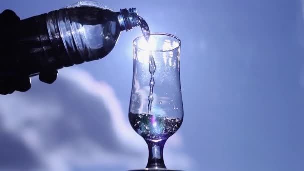 Drinkwater Glas Tegen Blauwe Lucht Gieten Handgietwater Uit Fles — Stockvideo
