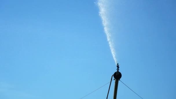 Pulverización Agua Aspersores Agrícolas Contra Cielo Azul Aspersor Agua Agrícola — Vídeo de stock