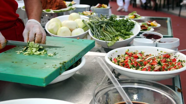 Chef-kok hakken salade ingrediënten — Stockfoto