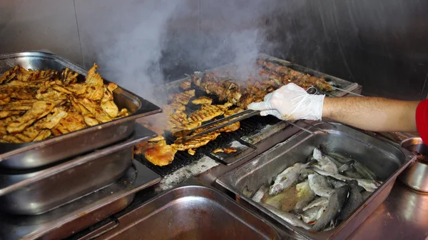 Chef-kok grillen van vlees op de Barbecue dinerbuffet — Stockfoto