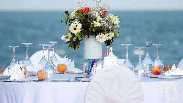 优雅的户外婚礼表海景 — 图库照片