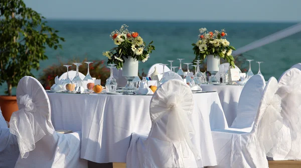 Elegante tavolo da sposa all'aperto con vista mare — Foto Stock