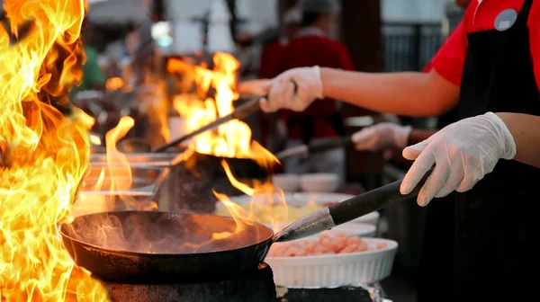 Chef professionnel dans une cuisine commerciale cuisine style flambe — Photo