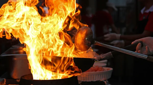 Chef-kok koken met vuur In koekenpan — Stockfoto