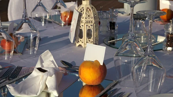 Елегантний зовнішньої весілля таблиці з видом на море — стокове фото