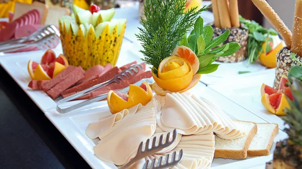 Rautové uspořádání cateringu jídlo na stole — Stock fotografie