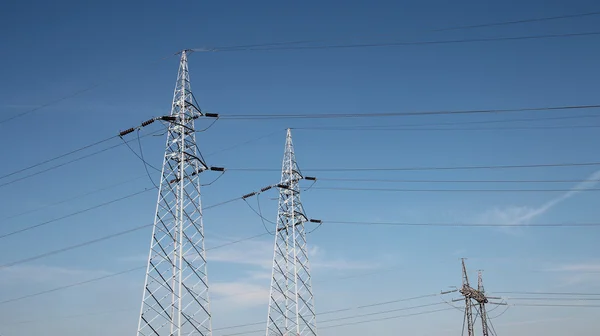 Torres de transmisión eléctrica — Foto de Stock