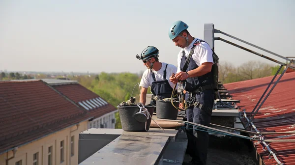 Industrial Climbers Preparing for Climbing — Stock Photo, Image