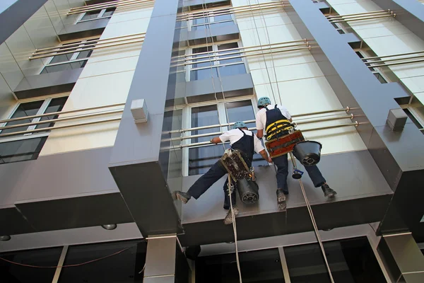 Industriële klimmers wassen gevel van een Modern gebouw — Stockfoto