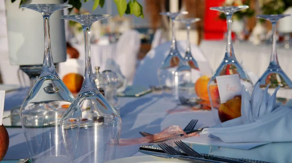 Bicchieri di vino alla tavola elegante — Foto Stock