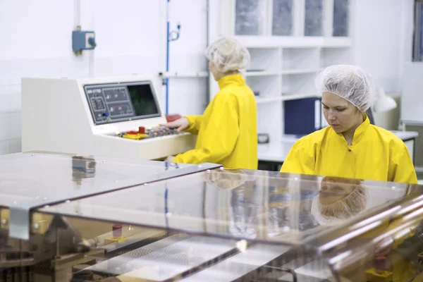 Técnicos de Fabricação Farmacêutica na Linha de Produção — Fotografia de Stock